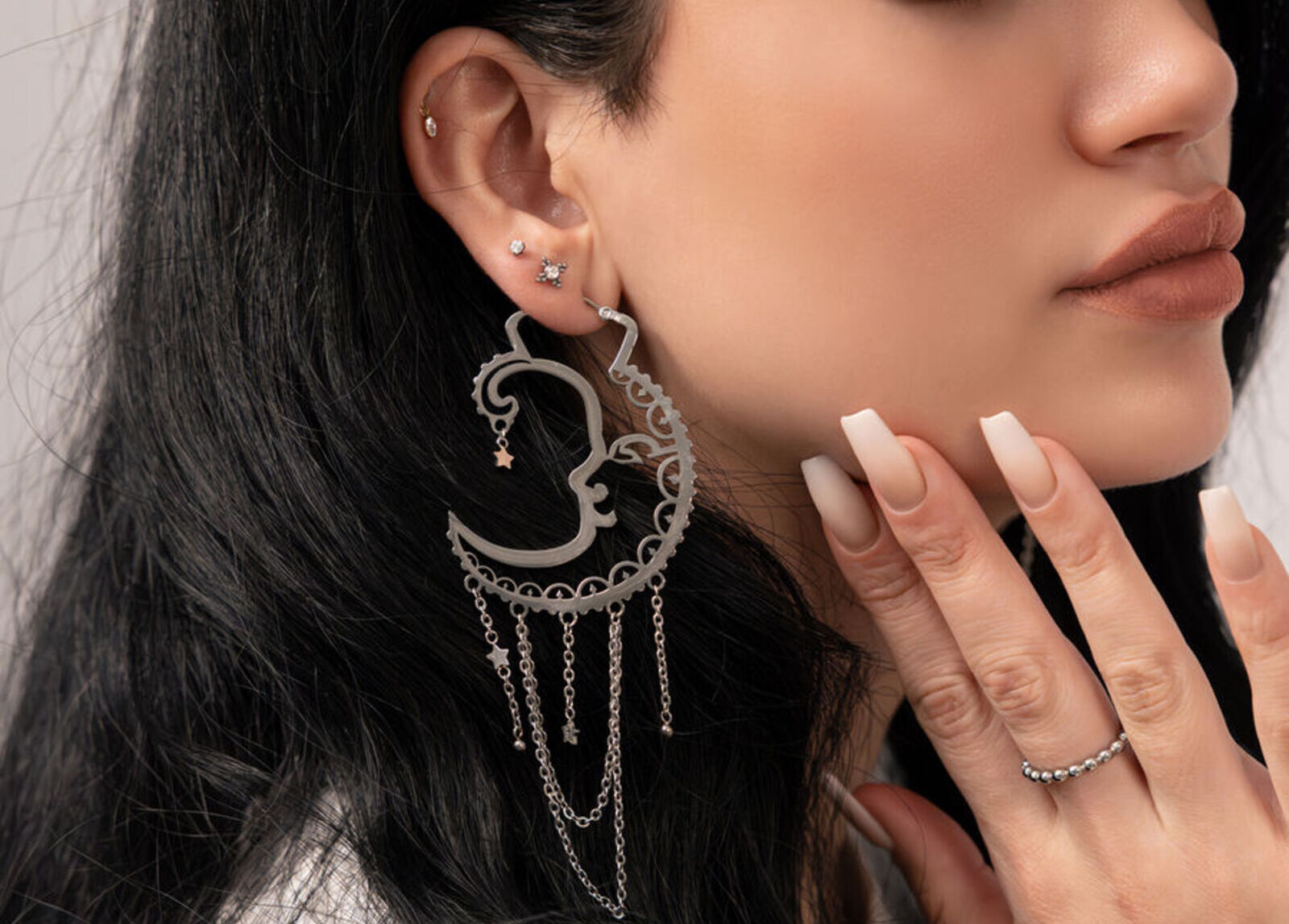 Eine Kombination aus Lobe- und Helix-Piercings.